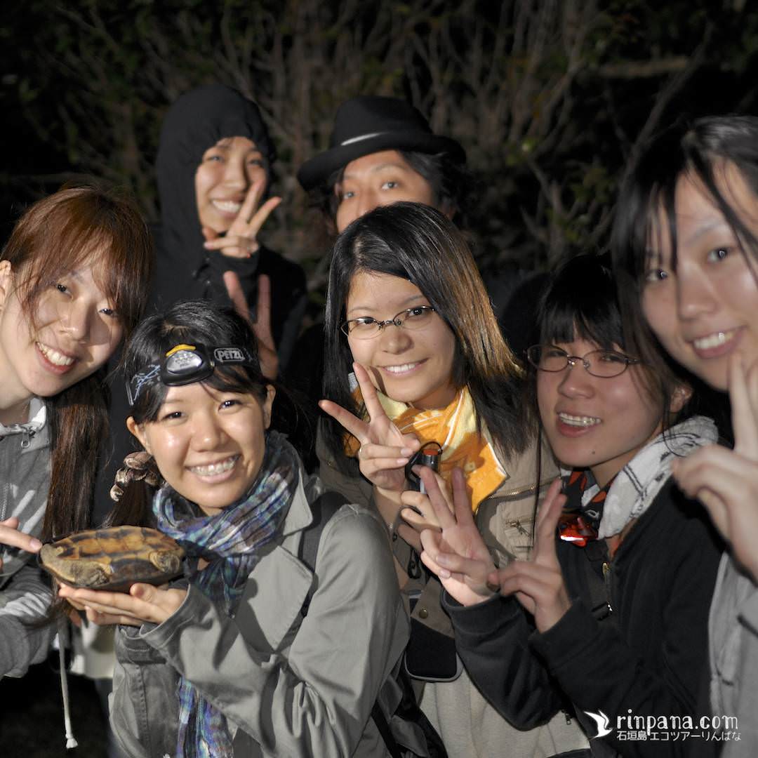 ヤエヤマイシガメを持つ学生