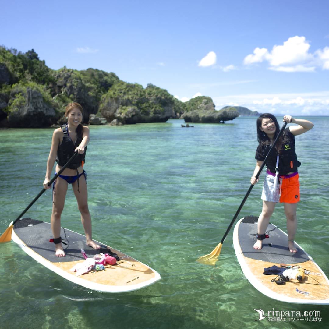 石垣島でSUPを楽しむ女性の写真