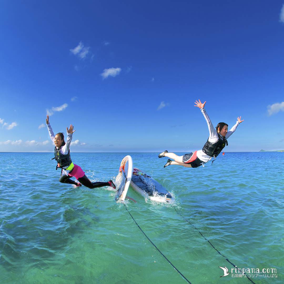 SUPから海に飛び込む女性