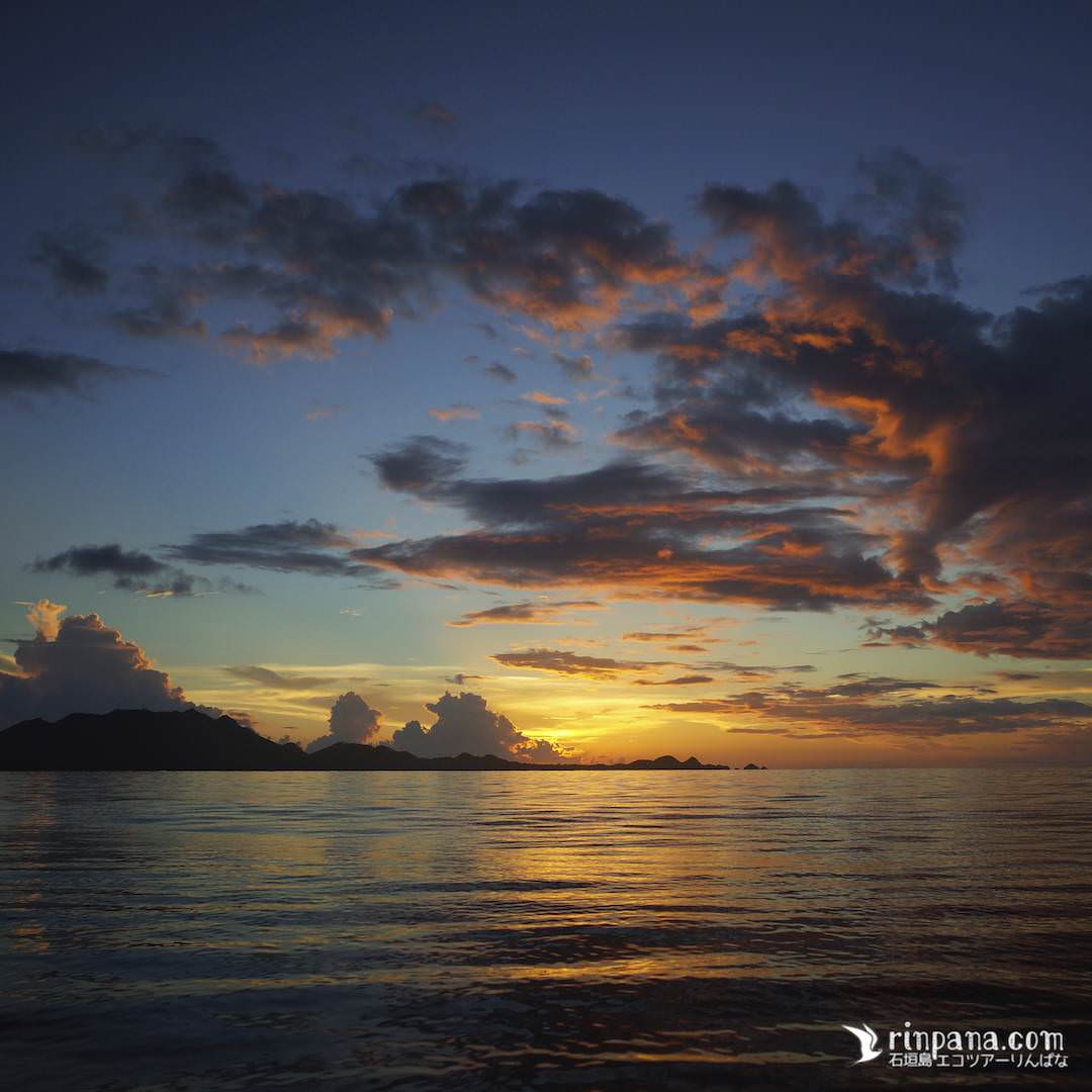 石垣島の石崎半島に沈む夕陽