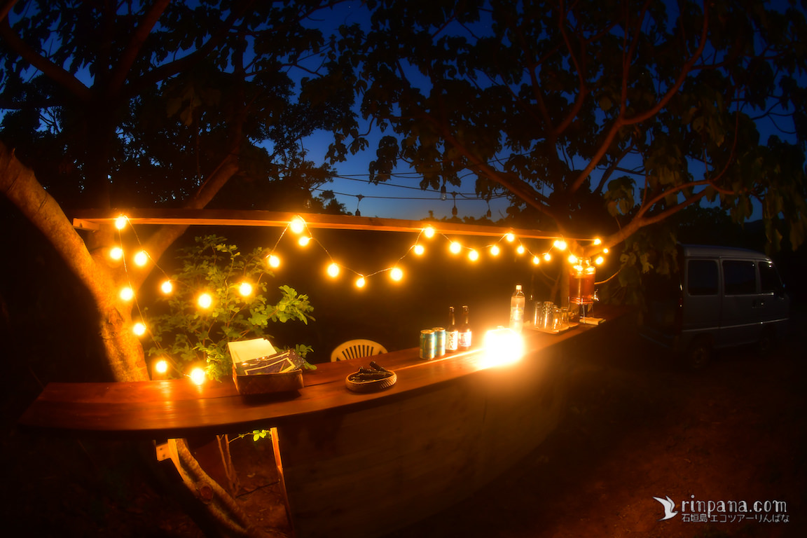 ロマンチックな夜。星空の下、島の美味しいお酒を一杯いかが？