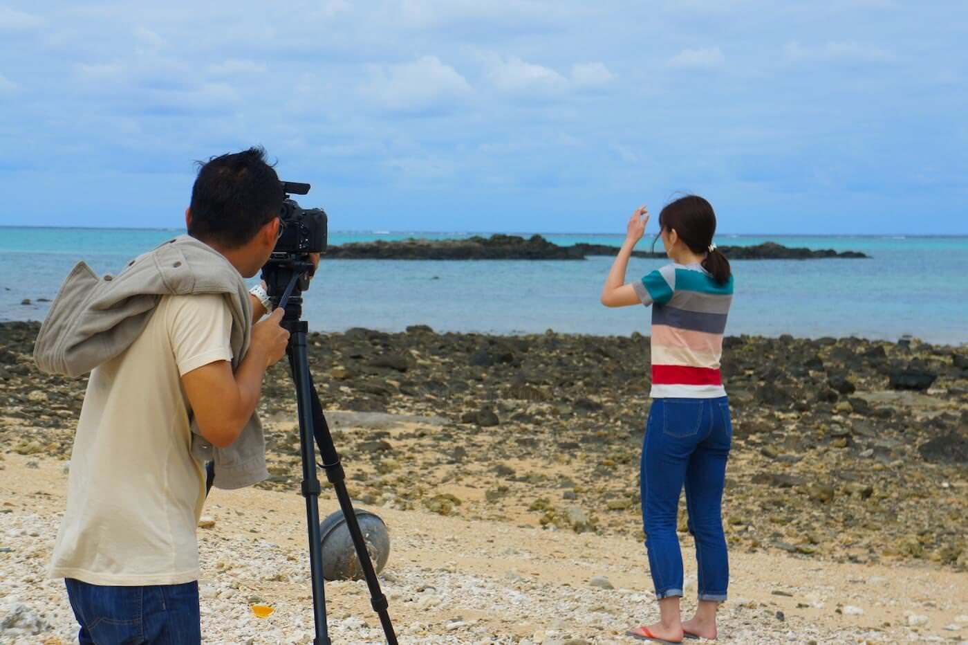石垣島平野ビーチを撮影するスタッフ