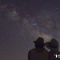 石垣島で人と天の川と星が一緒に写っている写真
