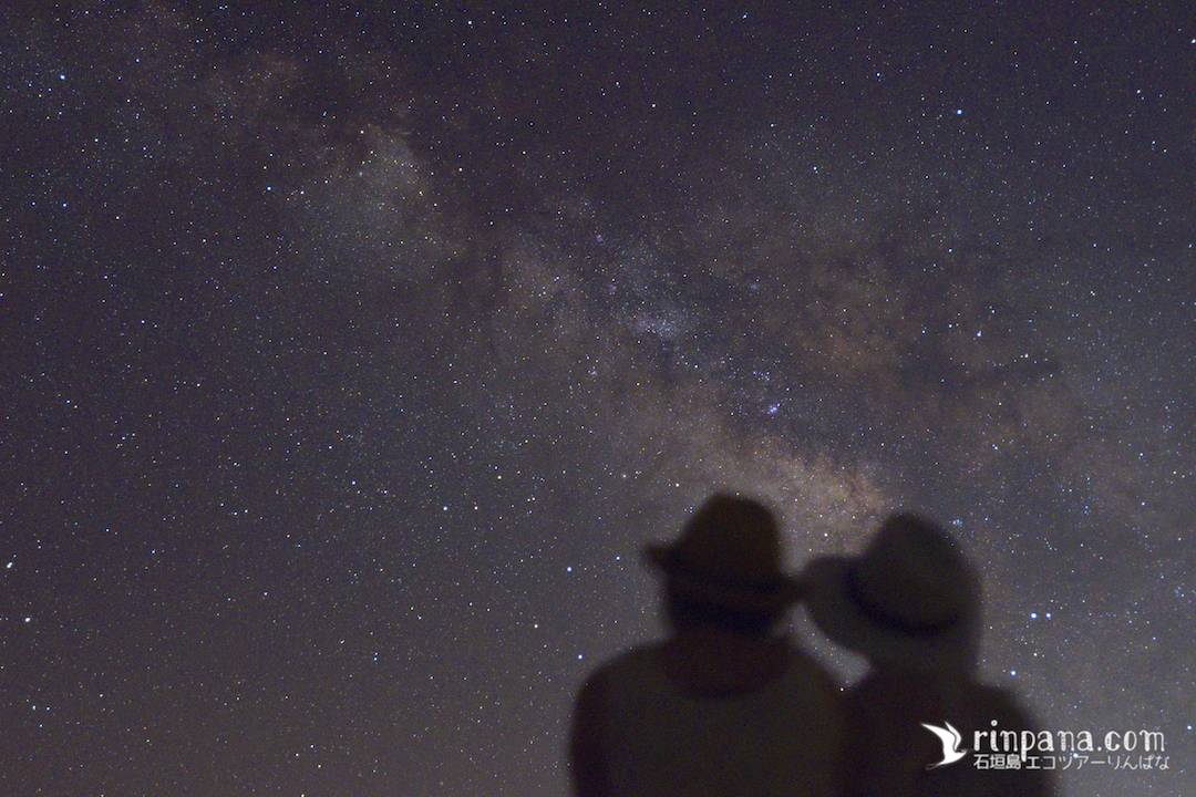 石垣島で人と天の川と星が一緒に写っている写真