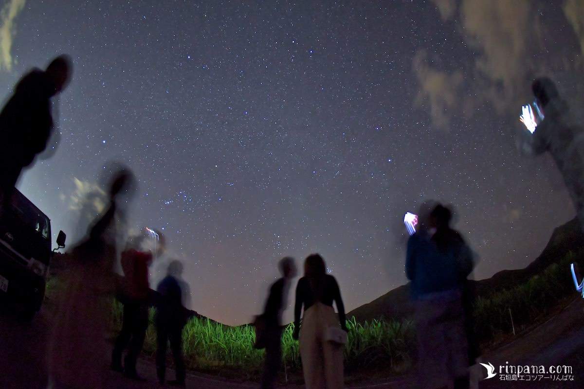 石垣島の星空保護区で星を眺める観光客