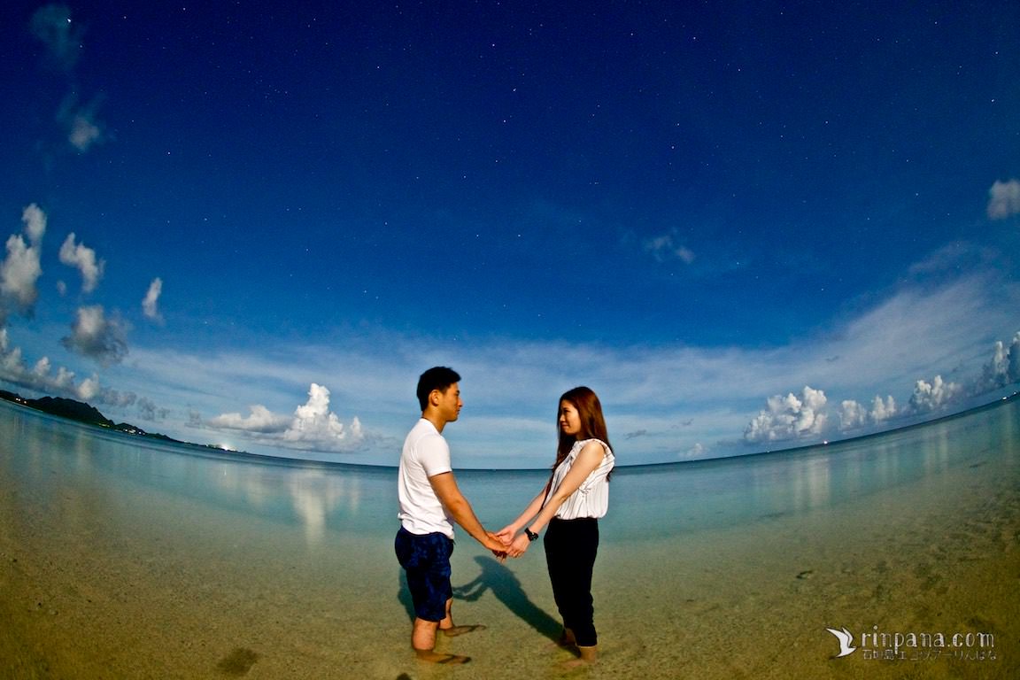結婚式用の写真を石垣島の星空を背景に撮影