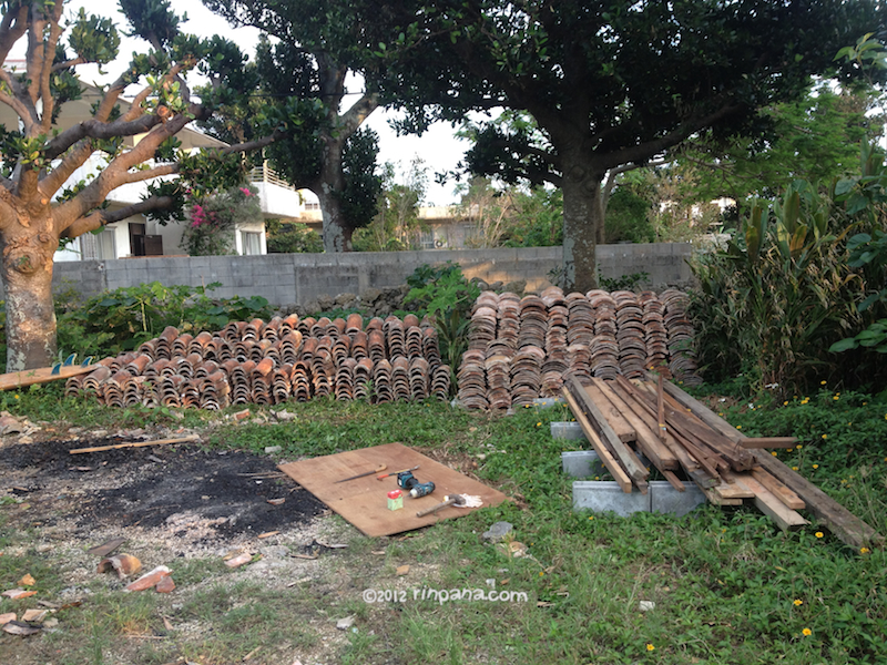 沖縄赤瓦の古民家の解体