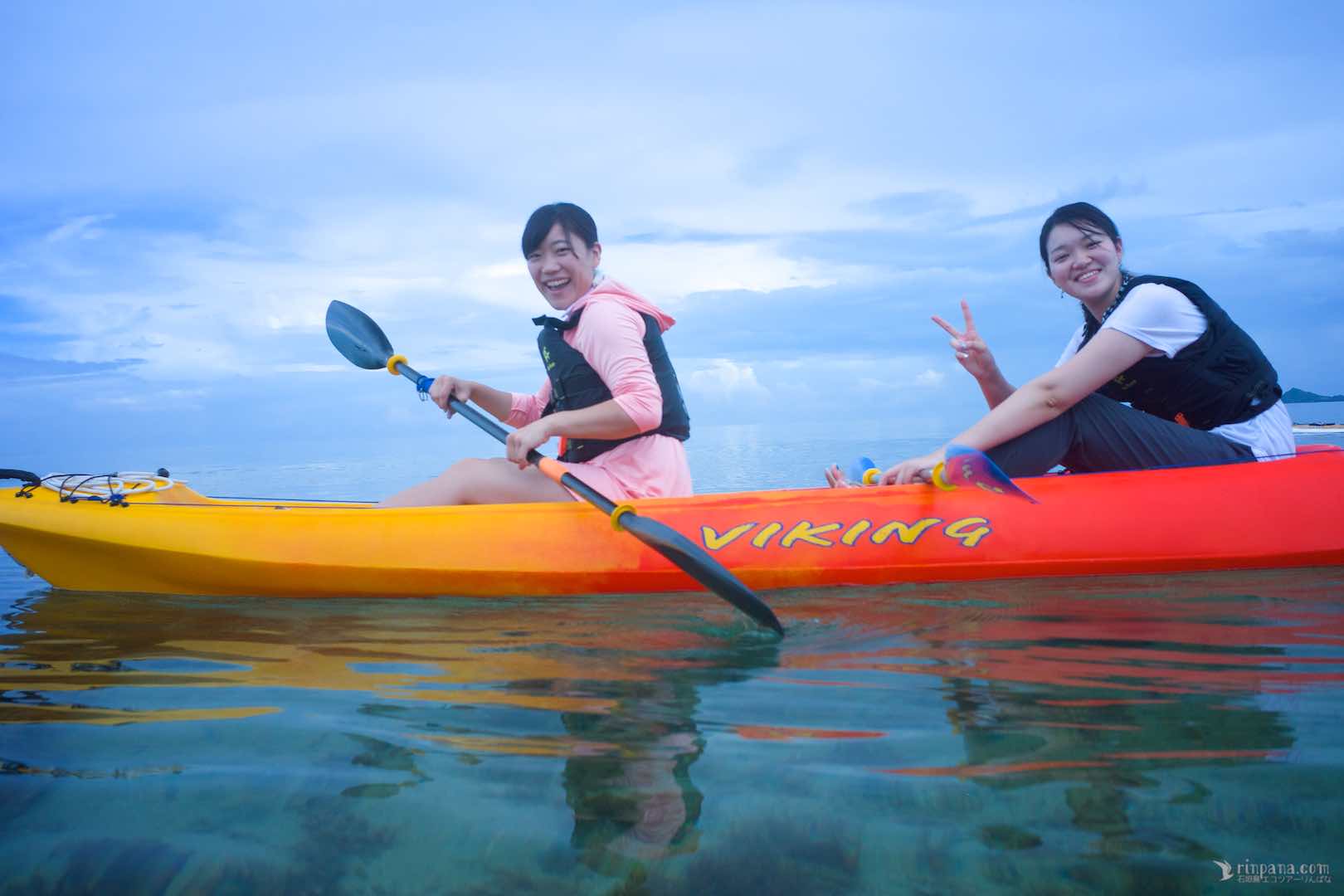 石垣島の海でカヌーを楽しむ参加者