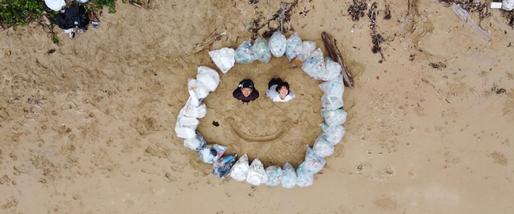 海岸ゴミ清掃のドローン空撮