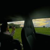 海にかかる天使の梯子を見る