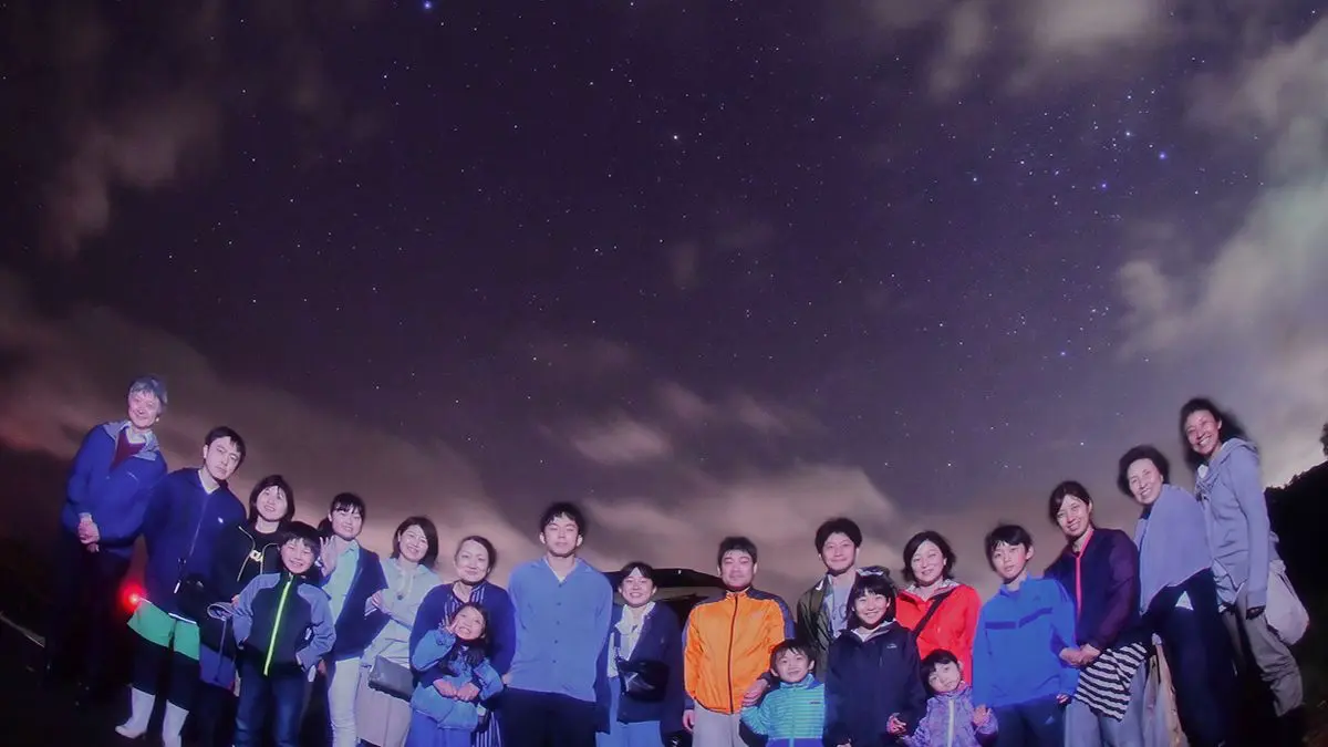 視界180度に広がる星空を背景にした、開放感あふれる夜の石垣島でのグループ撮影
