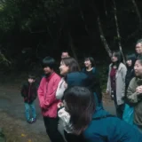 ツアー開始前、ガイドの解説に笑顔で聞き入り、夜の森への期待感を高める参加者たちの様子