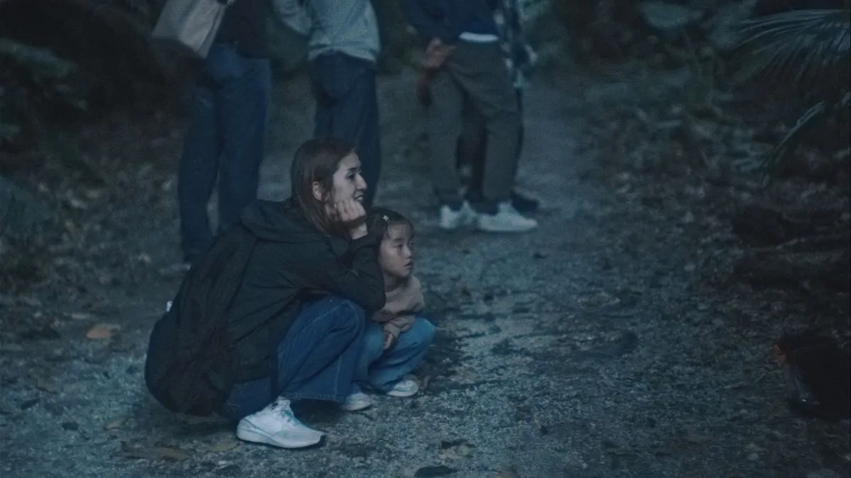 専用フィールドの静寂の中、親子で寄り添いながらホタルの出現を待つ穏やかな時間